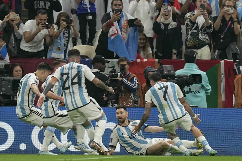 Lionel Messi gratuleres av lagkameratene etter å ha gitt Argentina ledelsen i VM-finalen mot Frankrike. Lionel Messi gratuleres av lagkameratene etter å ha gitt Argentina ledelsen i VM-finalen mot Frankrike. Foto: Martin Meissner, AP / NTB