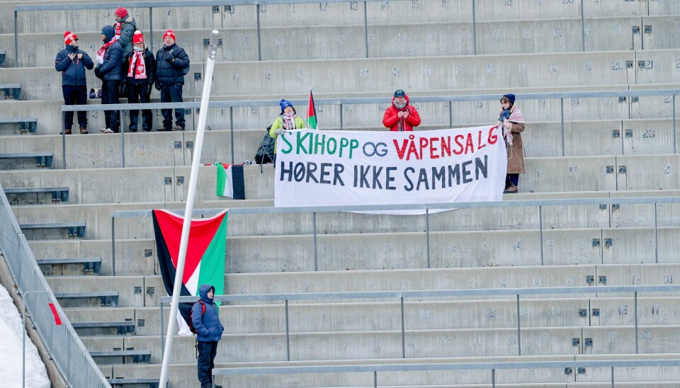 Det var demonstrasjon mot våpenprodusenten Nammos sponsing av hopplandslaget under søndagens Kollenrenn. Det var demonstrasjon mot våpenprodusenten Nammos sponsing av hopplandslaget under søndagens Kollenrenn.