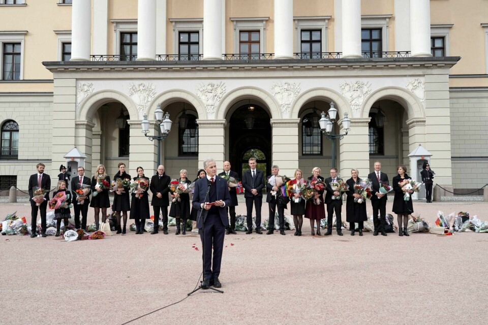 Regjeringen Støre møtte folket på Slottsplassen høsten 2021. Norske statsråder har lavere utdanningsnivå enn det som er vanlig i utlandet. Heldigvis, mener Dagsavisen. Regjeringen Støre møtte folket på Slottsplassen høsten 2021. Norske statsråder har lavere utdanningsnivå enn det som er vanlig i utlandet. Heldigvis, mener Dagsavisen.