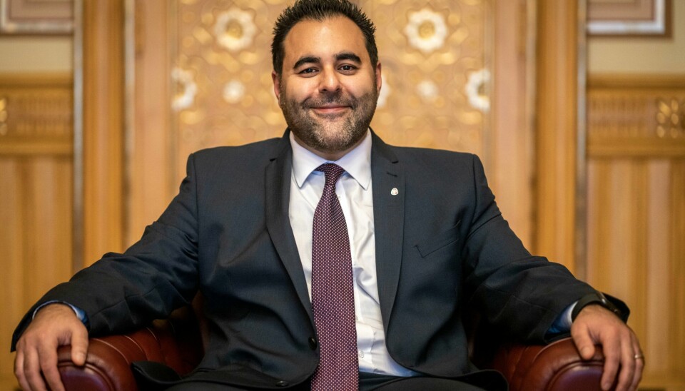 - Mitt hjerte blør, jeg blir uvel, jeg blir sint. Jeg vet at unge folk roper frihet og demokrati i gatene, sa stortingspresidenten i videoen som gikk viralt. Masud Gharahkhani er på plass i stortingspresident-stolen på Stortinget. Foto: Ole Berg-Rusten / NTB / NPK
