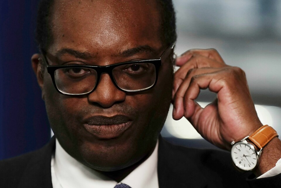 Storbritannias finansminister Kwasi Kwarteng har gjort en oppsiktsvekkende snuoperasjon og kunngjør nå at en omstridt skattelette for de mest velstående ikke blir gjennomført som varslet. Storbritannias finansminister Kwasi Kwarteng har gjort en oppsiktsvekkende snuoperasjon og kunngjør nå at en omstridt skattelette for de mest velstående ikke blir gjennomført som varslet.Foto: Aaron Chown / AP / NTB