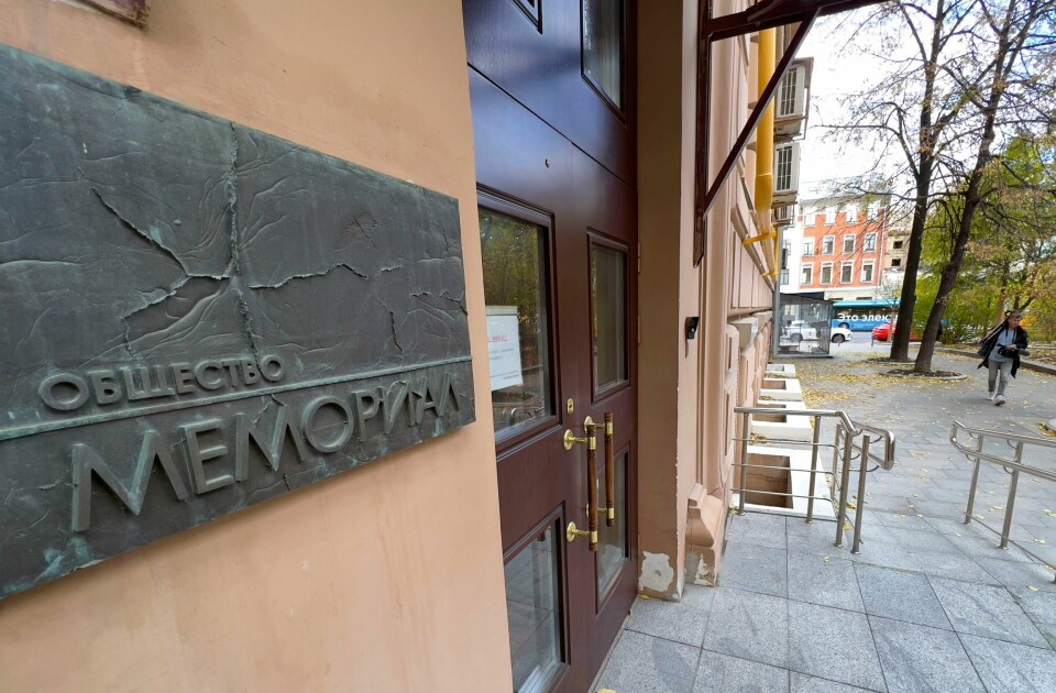 Døren til Memorials kontor i Moskva er stengt. Memorial gjør et svært viktig arbeid, sier Helsingforskomiteen.Foto: Dmitry Serebryakov / AP / NTB