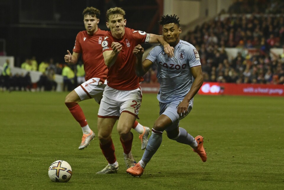 Nottinghams Ryan Yates og Aston Villas Ollie Watkins i duell mandag. Nottinghams Ryan Yates og Aston Villas Ollie Watkins i duell mandag. Foto: Rui Vieira / AP / NTB