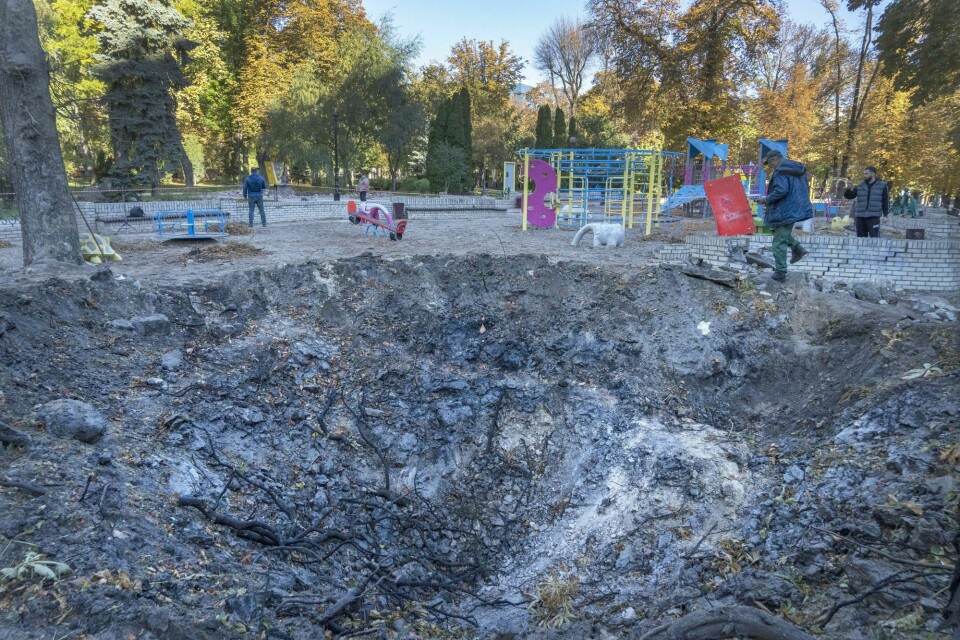 En lekeplass i den ukrainske hovedstaden Kyiv skal ha blitt truffet av russiske raketter. Vi må stå sammen nå, mener Dagsavisen. En lekeplass i den ukrainske hovedstaden Kyiv skal ha blitt truffet av russiske raketter. Vi må stå sammen nå, mener Dagsavisen.