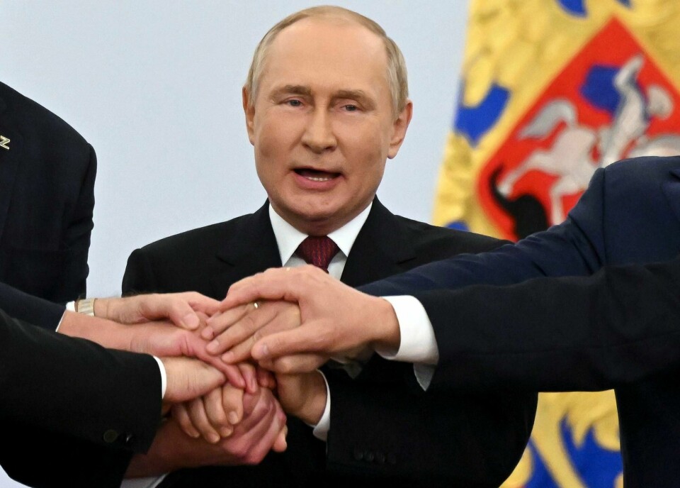 President Vladimir Putin feiret med taktfaste slagord da han erklærte at Russland annekterte fire områder i Ukraina fredag. Like etterpå led russiske styrker et nederlag i en by i et annektert område. President Vladimir Putin feiret med taktfaste slagord da han erklærte at Russland annekterte fire områder i Ukraina fredag. Like etterpå led russiske styrker et nederlag i en by i et annektert område.