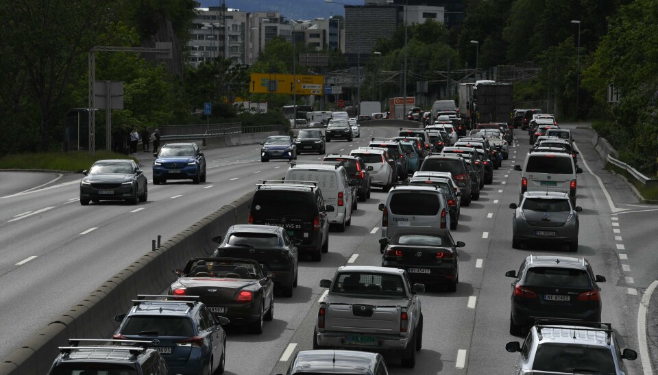 Det er tidvis svært stor trafikk i Oslo-området, men etter at bompengetakstene økte 1. september har trafikken gått noe ned. Bilsalget i EU falt med 14 prosent første halvår i år. Illustrasjonsfoto: Annika Byrde / NTB