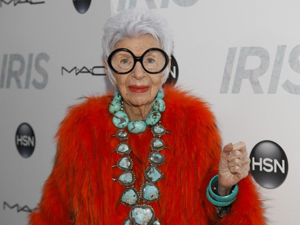 På premierefest - iført tomatrød pels og turkiser. Iris Apfel