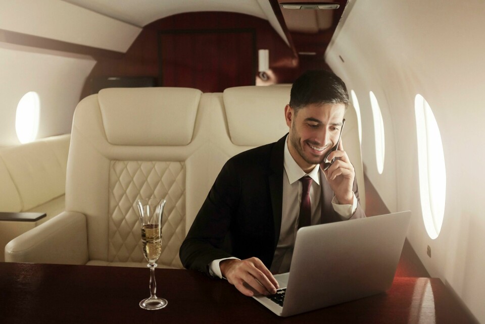 Illustrasjonsfoto av mann i privat jetfly. Illustrasjonsfoto av mann i privat jetfly.
