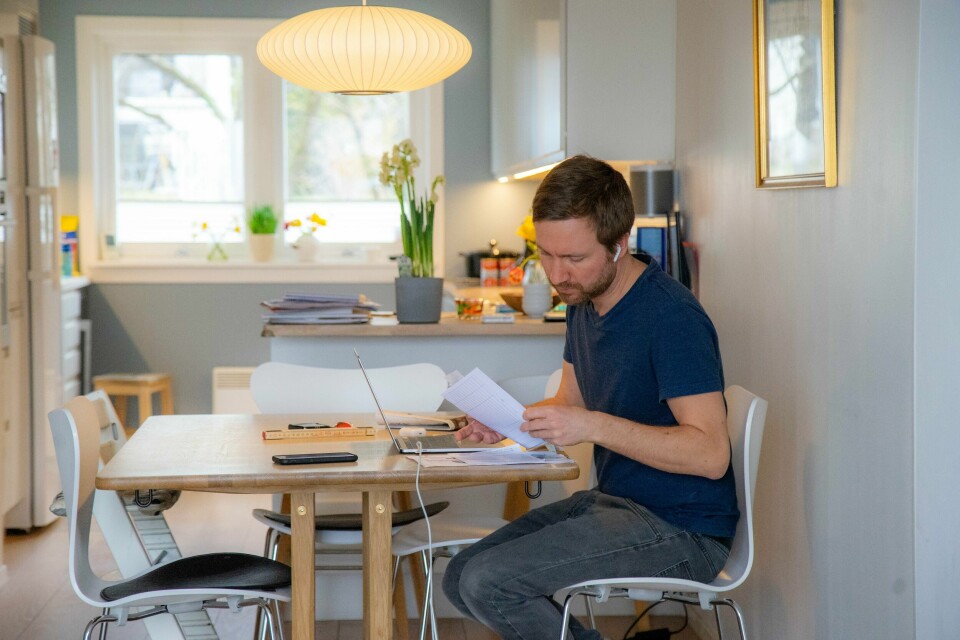 Selv om pandemien er over, har flere fortsatt hjemmekontor én eller flere dager i uka. Bildet viser en mann som jobber hjemmefra. De fleste endte på hjemmekontor under koronapandemien. Etter pandemien har arbeidslysten i Norge gått ned, ifølge en undersøkelse.