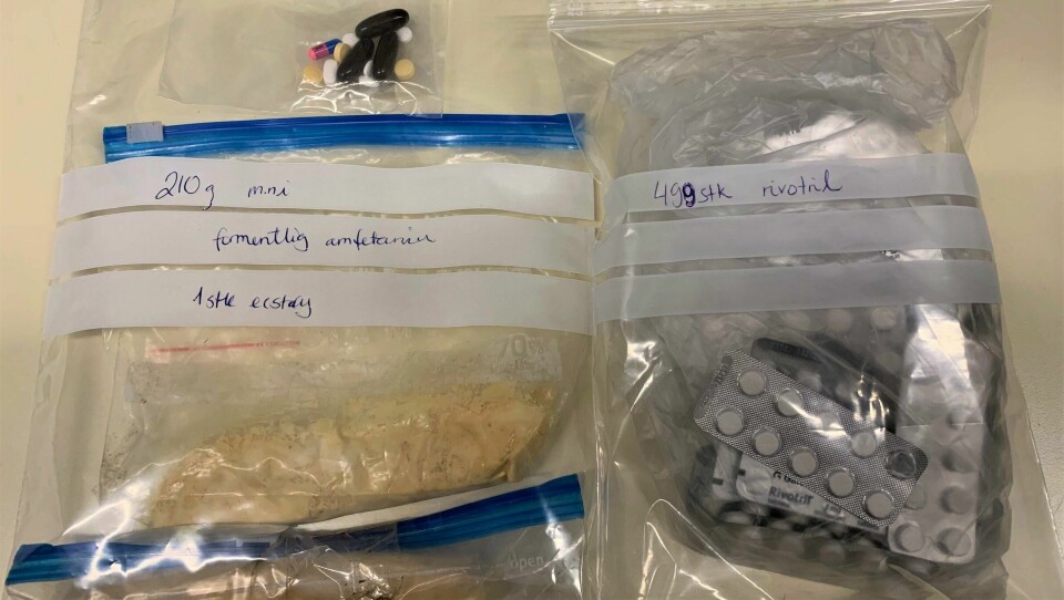 Ved hjelp av narkotikahunden Mys luktesans kunne tollerne avdekke et forsøk på å smugle over 200 gram amfetamin, nesten 500 rivotril-tabletter og ytterligere 12 piller med uidentifisert innhold. Beslag av 210 gram amfetamin og nesten 500 rivotril-tabletter ved Svinesund tollsted 7. oktober 2022.