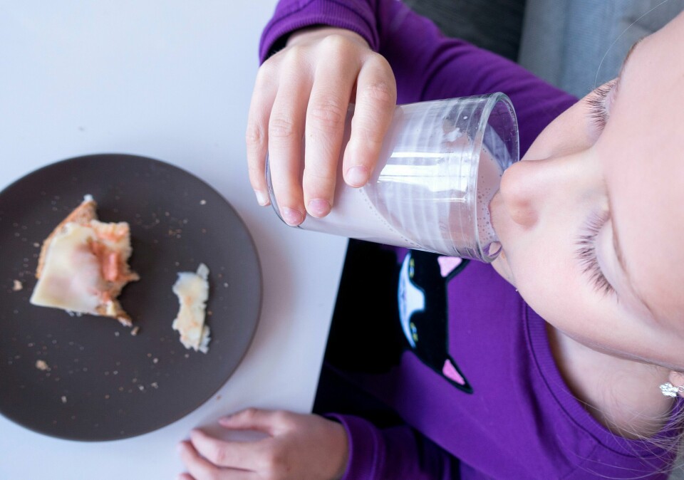 Videregående skoleelever får skolemat i høst, mens ungdomsskoleelevene får neste år. Barneskoleelevene må smøre brødskiva sjøl. Hver av oss kan spare opptil 2.500 kroner i året, bare ved å spise opp all maten vi kjøper, ifølge Framtiden i våre hender.