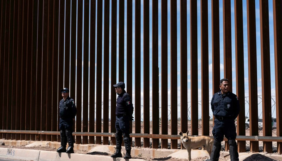 Mexicansk føderalt politi holdt vakt ved grensegjerdet mot USA da daværende president Donald Trump var på besøk i 2019. Mexicansk føderalt politi holdt vakt ved grensegjerdet mot USA da daværende president Donald Trump var på besøk i 2019.