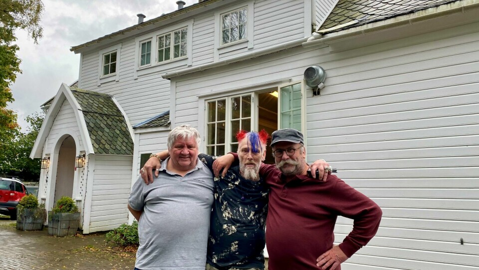 Varmestuens Venner håper en gallaaften med topp underholdning og tre retters middag vil øke inntektene til stiftelsen, men så langt har de ikke fått solgt en eneste billett. - Vi håpet at dette skulle være et årlig arrangement, men nå må vi kanskje avlyse sier styreleder Rolf Pettersen. Fra venstre: Daglig leder Geir Høiland, Varmestuens Venner-bruker Gunnar 'Nippe' Hostvedt og styreleder Rolf Pettersen. Varmestuens Venner håper en gallaaften med topp underholdning og tre retters middag vil øke inntektene til stiftelsen, men så langt har de ikke fått solgt en eneste billett. - Vi håpet at dette skulle være et årlig arrangement, men nå må vi kanskje avlyse sier styreleder Rolf Pettersen. Fra venstre: Daglig leder Geir Høiland, Varmestuens Venner-bruker Gunnar 'Nippe' Hostvedt og styreleder Rolf Pettersen.