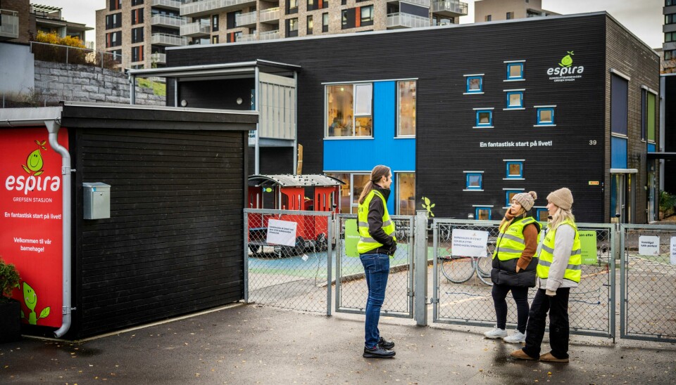 Onsdag 2. november trappes barnehagestreiken opp ytterligere. Partene har foreløpig ingen avtale om å fortsette forhandlingene. Ansatte står streikevakt utenfor Espira Grefsen Stasjon barnehage. Foto: Ole Berg-Rusten / NTB