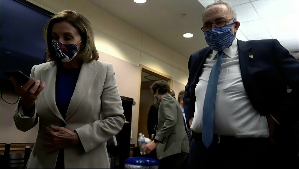 Bilde fra video som viser Nancy Pelosi og Chuck Schumer mens hun snakker med visepresident Mike Pence fra sitt sikre rom under stormingen av Kongressen. Bilde fra video som viser Nancy Pelosi og Chuck Schumer mens hun snakker med visepresident Mike Pence fra sitt sikre rom under stormingen av Kongressen. Foto: House Select Committee via AP / NTB