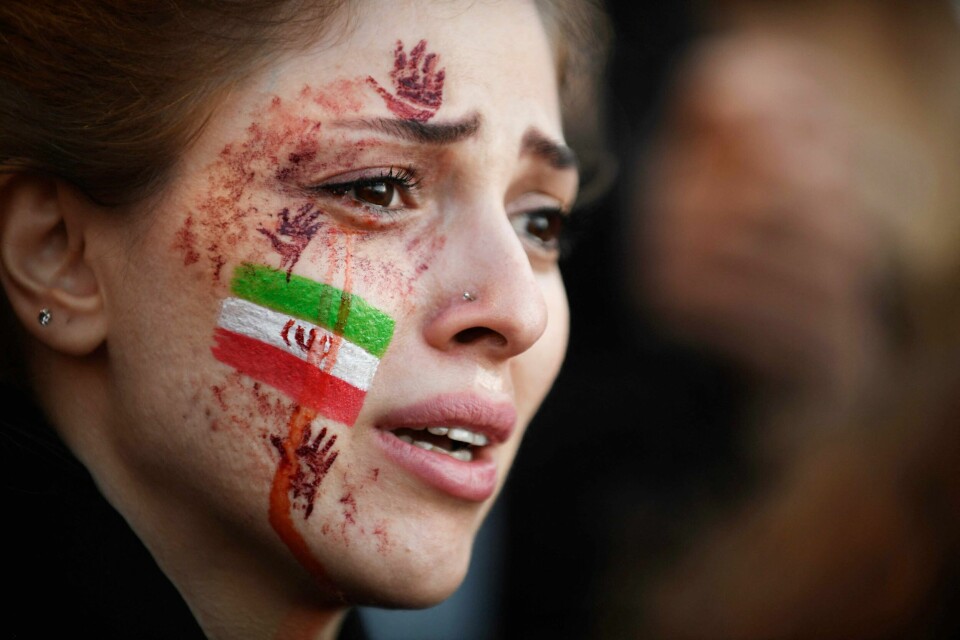 Demonstrasjonene etter det tragiske dødsfallet til 22 år gamle Mahsa Amini i Iran er blant sakene som gjør likestilling til et brennaktuelt tema, skriver Kari Helene Partapuoli. Bildet viser en av kvinnene som deltok i en demonstrasjon i Paris søndag.