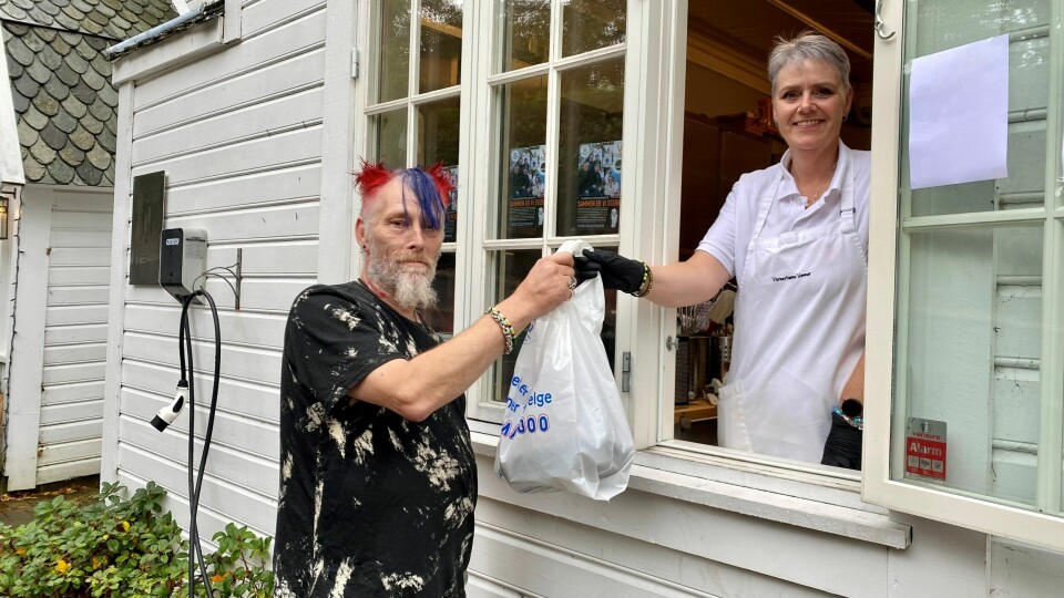 Gunnar 'Nippe' Hostvedt får seg en pose med mat fra Elin Skjerve, som er frivillig på kjøkkenet hos Varmestuens Venner. Gunnar 'Nippe' Hostvedt får seg en pose med mat fra Elin Skjerve, som er frivillig på kjøkkenet hos Varmestuens Venner.