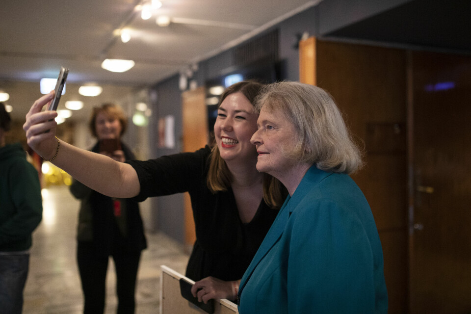 Ivrige AUFere får Astrid Willa Hoem og Gro Harlem Brundtland til å bli med på bilde på sosiale medier. Ivrige AUFere får Astrid Willa og Gro Harlem Brundtland til å bli med på bilde på BeRealen deres på AUFs landsmøte 2022.