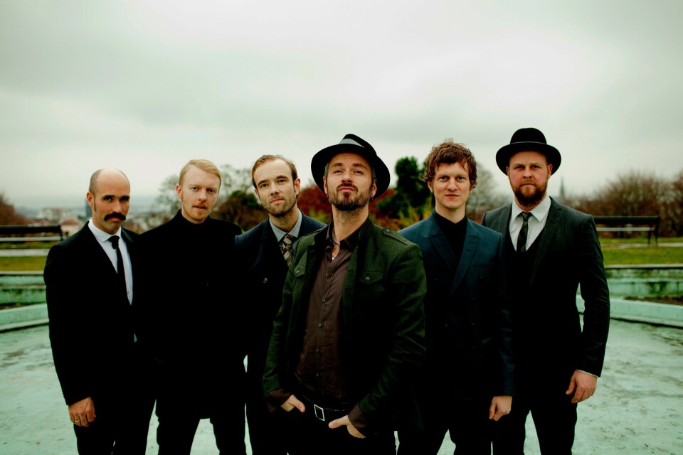 Kaizers Orchestra startet karrieren i dresser fra Fretex. Her - stilfull posering fra 2011. Kaizers Orchestra startet karrieren i dresser fra Fretex.