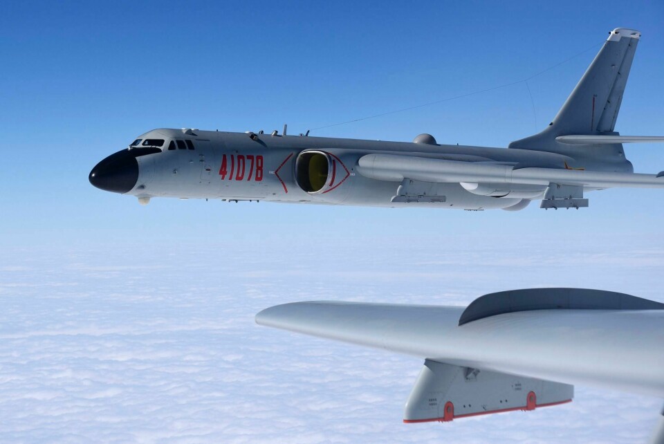 Et fly fra det kinesiske luftforsvaret på treningstokt på dette bildet fra 2017. Kina lokker britiske militærpiloter med penger for å få informasjon om vestlig luftforsvar. FILE - In this Nov. 23, 2017, file photo released by Xinhua News Agency, a Chinese military H-6K bomber is seen conducting training exercises, as the People's Liberation Army (PLA) air force conducted a combat air patrol in the South China Sea. A spate of recent Chinese military flights off Taiwan, which Beijing claims as its own, and naval maneuvers by the United States and its allies to reinforce maritime routes challenged by China are fueling increasing tensions in a region already on edge. (Wang Guosong/Xinhua via AP, File)
