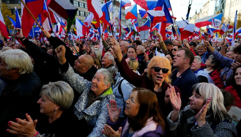 Titusenvis av tsjekkere demonstrerte fredag i Praha i protest mot regjeringens støtte til Ukraina. Titusenvis av tsjekkere demonstrerte fredag i Praha i protest mot regjeringens støtte til Ukraina. Foto: AP / NTB