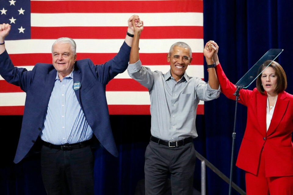 Barack Obama har hjulpet til under flere demokratiske valgmøter. Her i Las Vegas i Nevada med guvernør Steve Sisolak og senator Catherine Cortez Masto 1. november. Barack Obama har hjulpet til under flere demokratiske valgmøter. Her i Las Vegas i Nevada med guvernør Steve Sisolak og senator Catherine Cortez Masto 1. november.