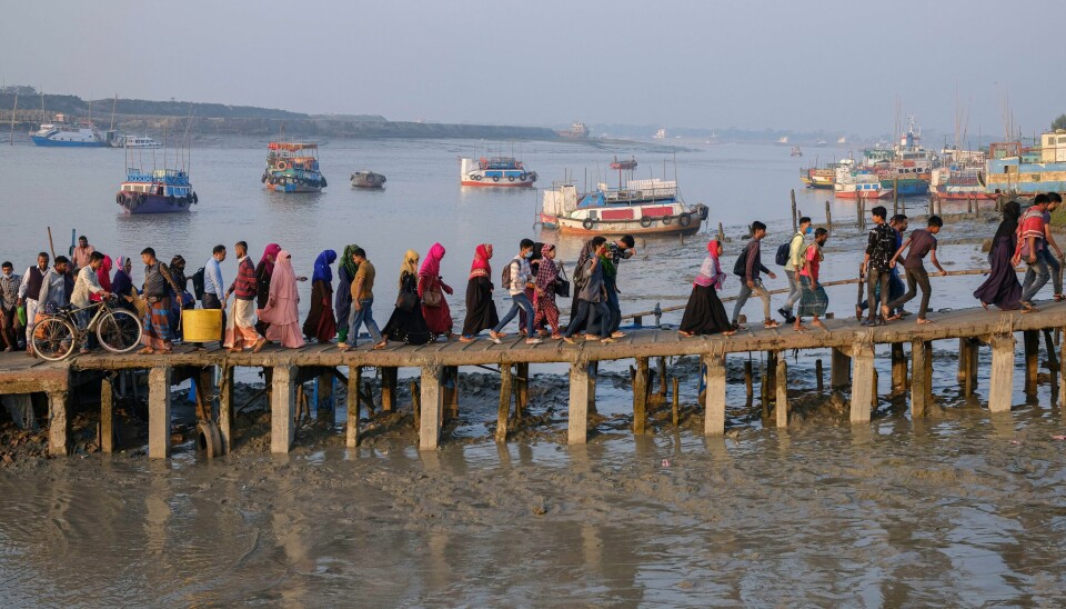 Elvene dominerer i Jamalpur i Bangladesh. Ingrid Vikse (SV) har nylig besøkt landet som trues av klimaendringer og energikrisen. Arbeidere krysser elven Mongla i Bangladesh for å gå på jobb. Mongla er en av de første byene i verden som har gitt tusenvis av klimamigranter muligheter til å etablere et nytt liv. Foto: Mahmud Hossain Opu / AP / NTB