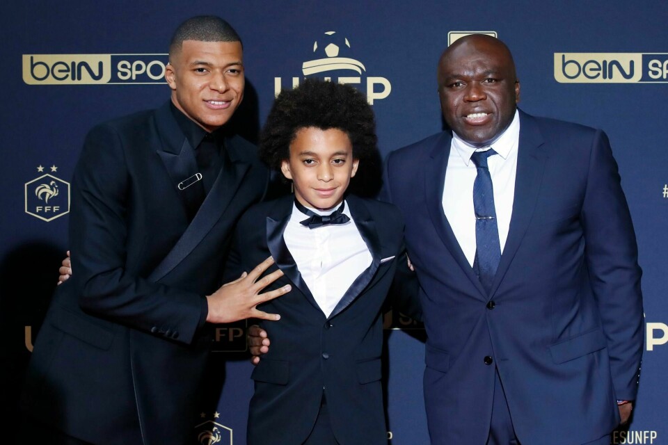 Paris Saint Germains Kylian Mbappe, med sin yngre bror Ethan og faren Wilfried. Bildet er fra 2019. Paris Saint Germains Kylian Mbappe, med sin yngre bror Ethan og faren Wilfried. Bildet er fra 2019.