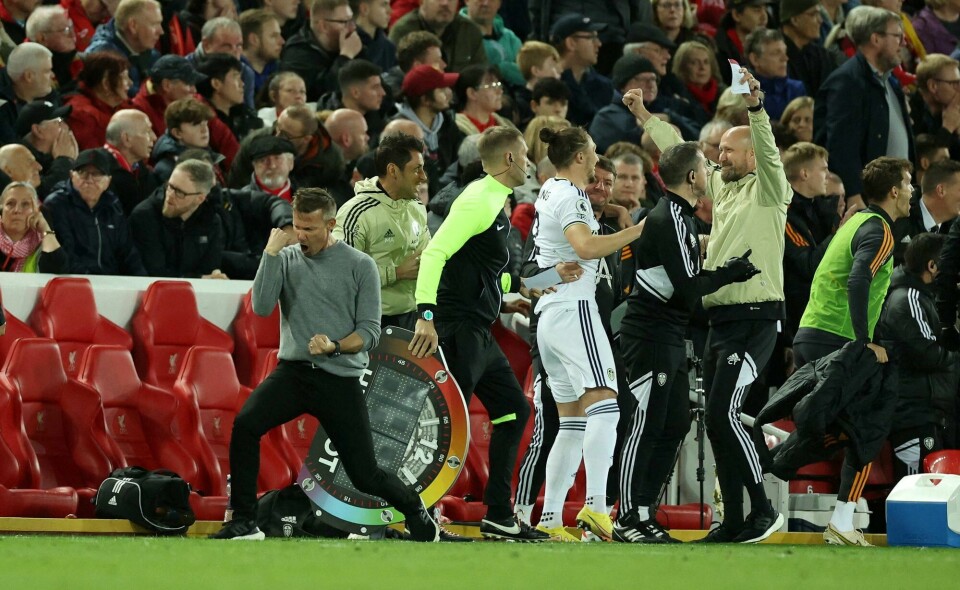 Leeds-manager Jesse Marsch (t.v.) jubler når seiersmålet sitter rett før slutt. Leeds-manager Jesse Marsch (t.v.) jubler når seiersmålet sitter rett før slutt.