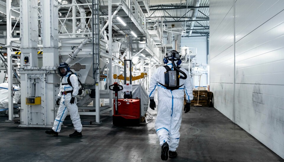Operatørene Vegard Thoreby (venstre) og Ole Jørgen Grønvold i hallen hvor den automatiske prosessen foregår med å skille ut metaller. Industriarbeidere