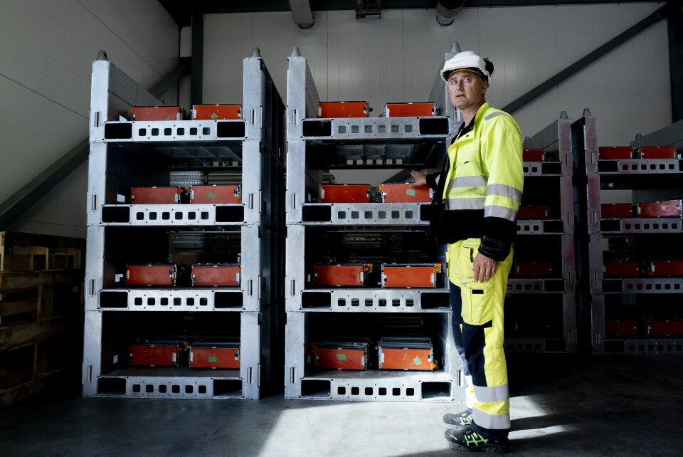 Tom Christian Lervik, fabrikksjef og medlem i Industri Energi foran batteripakker fra elbil. Mann ved hyller.