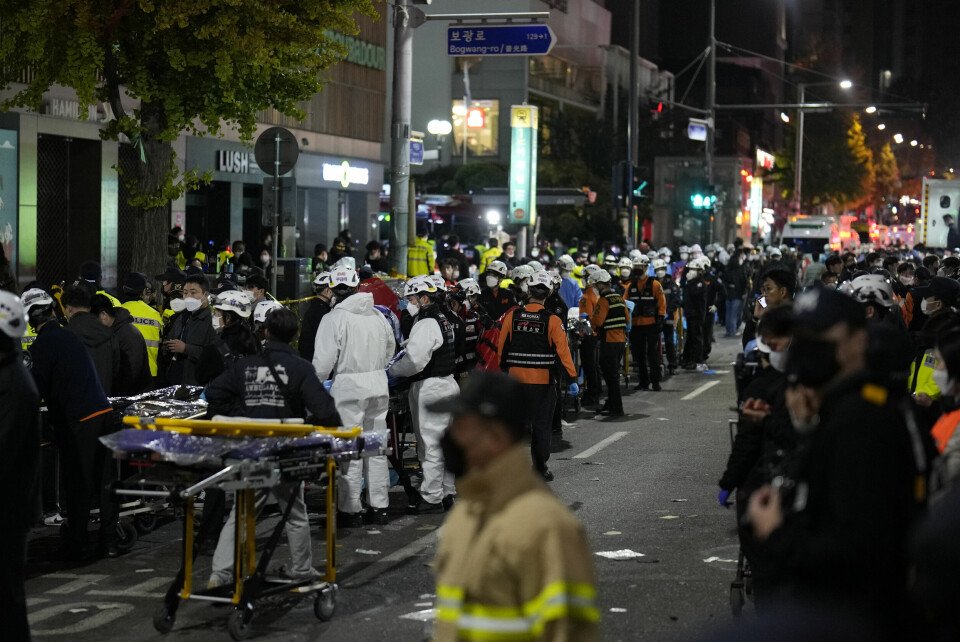 Det ble dramatisk for de mange tusen menneskene som skulle feire halloween i Sør-Koreas hovedstad Seoul. Redningsarbeidere og andre forsøkte å redde og gi hjertemassasje til de døende. Andre prøvde desperat å dra ut og bort folk som var fanget under menneskemengden. Redningsmannskaper i Seoul etter lørdagens tragedie.