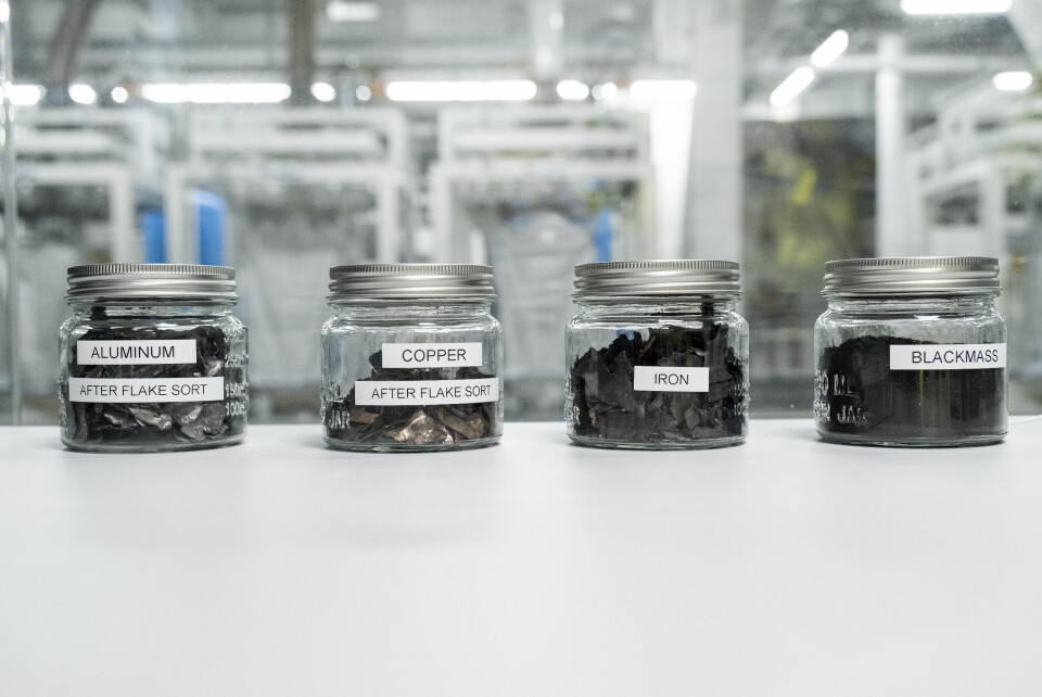 Dette er metallene som blir skilt ut fra elbilbatterier. Kopper, plastikk, aluminium og svart masse, som inneholder nikkel, mangan, kobbolt og litium Glasskrukker med ulike metaller.