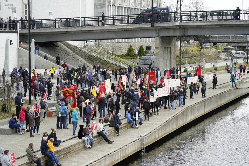 Motdemonstrantene holdt til på andre sida av elva for Sian-demonstrasjonen i Sandvika i fjor. Motdemonstrantene holdt til på andre sida av elva for Sian-demonstrasjonen i Sandvika i fjor.