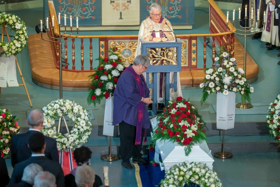 Ektefelle Susanne Sønderbo (foran) og biskop Solveig Fiske under begravelsen av tidligere biskop Rosemarie Köhn i Hamar domkirke. Hamar 20221103. Ektefelle Susanne Sønderbo (foran) og biskop Solveig Fiske under jordpåkastelsen til biskop Rosemarie Köhn som begraves fra Hamar domkirke.Foto: Heiko Junge / NTB