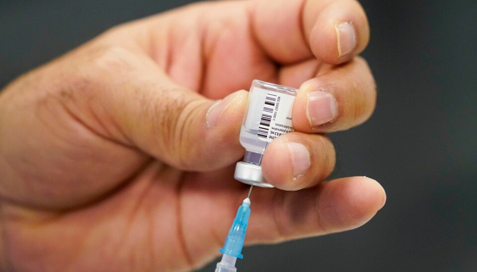 Alle voksne får nå tilbud om en oppfriskningsdose med koronavaksine. Bildet viser en dose med koronavaksinen fra Pfizer.