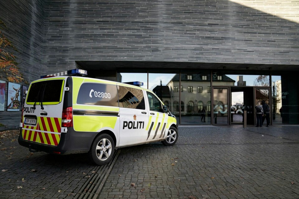 Politiet utenfor Nasjonalmuseet da aktivister fra organisasjonen Stopp oljeletinga har forsøkt å lime seg fast til rammen til Munch-maleriet «Skrik» på Nasjonalmuseet. Oslo 20221111. Politiet utenfor Nasjonalmuseet da aktivister fra organisasjonen Stopp oljeletinga har forsøkt å lime seg fast til rammen til Munch-maleriet «Skrik» på Nasjonalmuseet.Foto: Stian Lysberg Solum / NTB