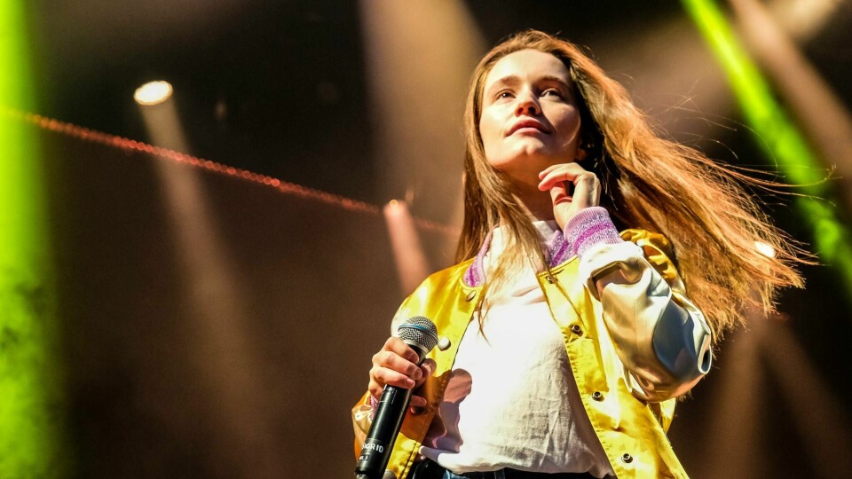 Sigrid hr vunnet MTV-pris. Her er hun på festivalen OverOslo 2022. Sigrid, OverOslo 2022.