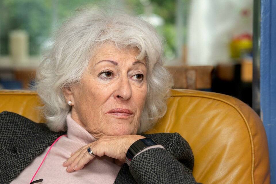 Mona Levin. Journalist, forfatter og teaterkritiker. Mona Levin. Forfatter og teaterkritiker.