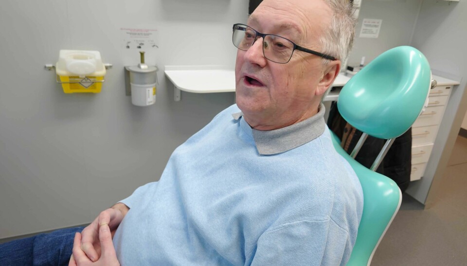 Geir Olsen gjør seg klar til oppfølgingstime hos Odontologisk institutt i Bergen. Tannoperasjonen han har gjennomgått vil koste ham dyrt. Geir Olsen på Odontologen i Bergen, stamcellebehandling for kjevebein