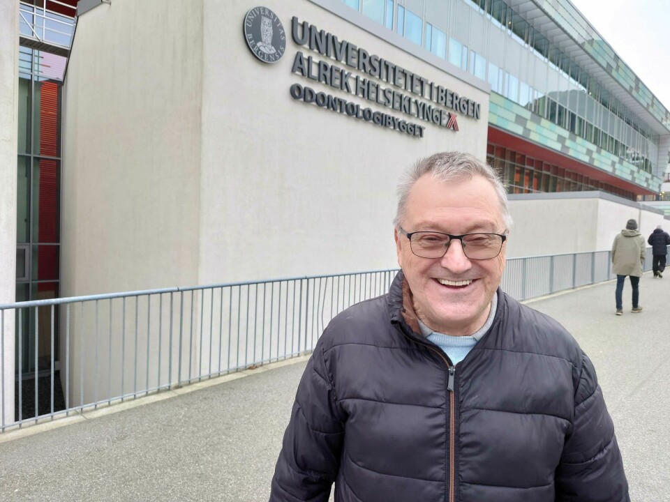 Olsen har vært tannløs hele livet, men er godt hjulpet av tannprotesene. Om ett års tid er tanngarden forhåpentlig fulltallig. Geir Olsen på Odontologen i Bergen, stamcellebehandling for kjevebein