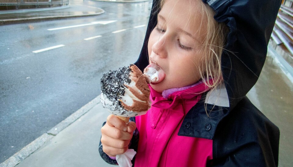 Årets høst har vært mild i Norge. I november har det dessuten kommet mindre nedbør enn vanlig (illustrasjonsfoto). Trondheim 20180922.Jente som spiser is.Modellklarert. Foto: Gorm Kallestad / NTB