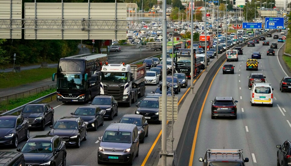 Et system med veiprising som gjenspeiler samfunnskostnadene, kan gjøre det vesentlig dyrere å kjøre bensin- eller dieselbil i storbyene i rushtida, og litt billigere å kjøre slike biler i spredtbygde strøk, sammenlignet med dagens drivstoffavgifter. – Men til syvende og sist er det politikerne som bestemmer prisnivået og prisvariasjonen, påpeker TØI-forsker Paal Brevik Wangsness. Et system med veiprising som gjenspeiler samfunnskostnadene, kan gjøre det vesentlig dyrere å kjøre bensin- eller dieselbil i storbyene i rushtida, og litt billigere å kjøre slike biler i spredtbygde strøk, sammenlignet med dagens drivstoffavgifter. – Men til syvende og sist er det politikerne som bestemmer prisnivået og prisvariasjonen, påpeker TØI-forsker Paal Brevik Wangsness.