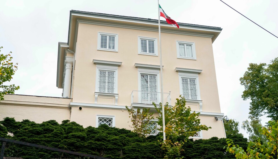 De siste dagene har mange protestert mot at den iranske ambassadøren ble invitert til utdelingen av Nobels fredspris, og det har vært demonstrasjoner ved Irans ambassade i Drammensveien i Oslo. De siste dagene har mange protestert mot at den iranske ambassadøren ble invitert til utdelingen av Nobels fredspris, og det har vært demonstrasjoner ved Irans ambassade i Drammensveien i Oslo. Foto: Terje Pedersen / NTB