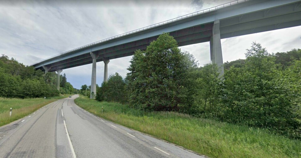 En norsk kvinne døde onsdag som følge av en fallulykke fra en E6-bru nord for Strömstad i Sverige. En norsk kvinne døde onsdag som følge av en fallulykke fra en E6-bru nord for Strømstad i Sverige.