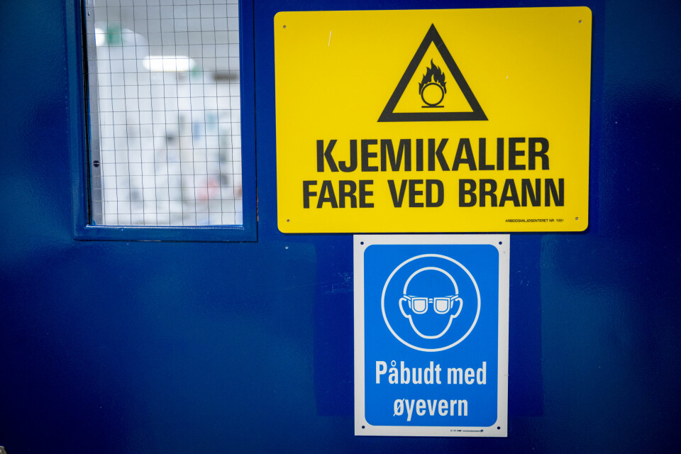 PÅBUD: Innenfor laboratoriets blå dører er det påbudt med vernebriller for de ansatte ved legemiddelprodusent Fresenius Kabi. PÅBUD: Innenfor laboratoriets blå dører er det påbudt med vernebriller for de ansatte ved legemiddelprodusent Fresenius Kabi.