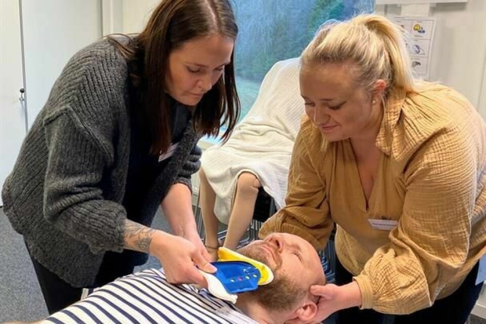 Nakkekragen blir individuelt tilpasset før den settes på. Nakkekragen blir individuelt tilpasset før den settes på.