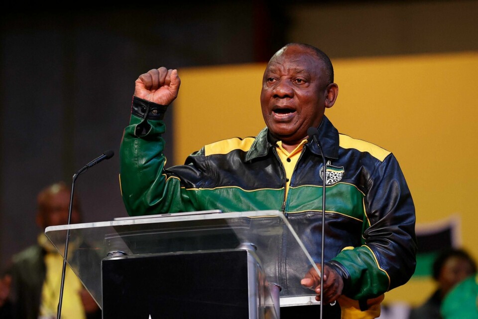 Sør-Afrikas president Cyril Ramaphosa står midt i en politisk storm etter anklager om å blant annet å ha dekket over et tyveri på gården sin. Sør-Afrikas president Cyril Ramaphosa står midt i en politisk storm etter anklager om å blant annet å ha dekket over et tyveri på gården sin.