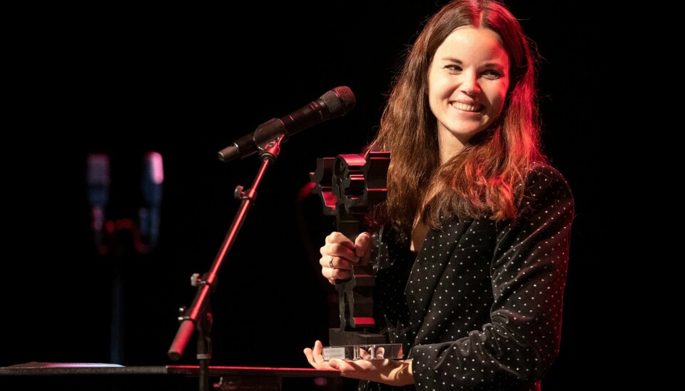 Julia Kahrs med «Familien Brattbakk» fikk Brageprisen 2022 i klassen Barne- og ungdomsbøker. Julia Kahrs med «Familien Brattbakk» fikk Brageprisen 2022 i klassen Barne- og ungdomsbøker.Foto: Terje Bendiksby / NTB