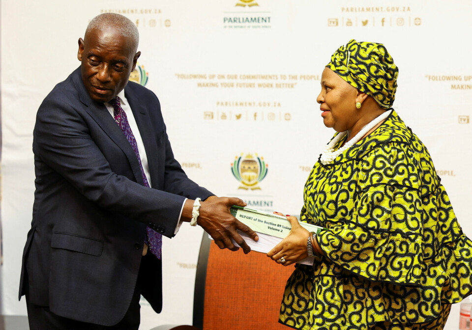 Sør-Afrikas tidligere høyesterettsjustitiarius, Sandile Ngcobo, leverte sin rapport om anklagene mot president Ramaphosa til speakeren i parlamentet, Nosiviwe Mapisa-Nqakula, 30. november. Sør-Afrikas tidligere høyesterettsjustitiarius, Sandile Ngcobo, leverte sin rapport om anklagene mot president Ramaphosa til speakeren i parlamentet, Nosiviwe Mapisa-Nqakula, 30. november.